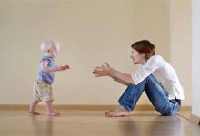 Bebeğin İlk Adımları: Emekleme ve Yürüme Döneminde Ebeveynlere Tavsiyeler