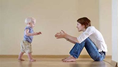 Bebeğin İlk Adımları: Emekleme ve Yürüme Döneminde Ebeveynlere Tavsiyeler